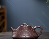 瓣生香獨(dú)傲寒，此梅難并眾梅看。 【