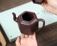 泉眼無聲惜細(xì)流，樹蔭照水愛晴柔。