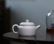 碧螺壺中香撲面，綠茶盞內味如春。