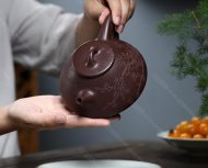 瓣生香獨(dú)傲寒，此梅難并眾梅看。 【