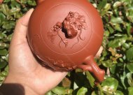 樹樁葡萄壺；朱泥380CC