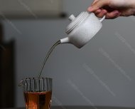 碧螺壺中香撲面，綠茶盞內味如春。